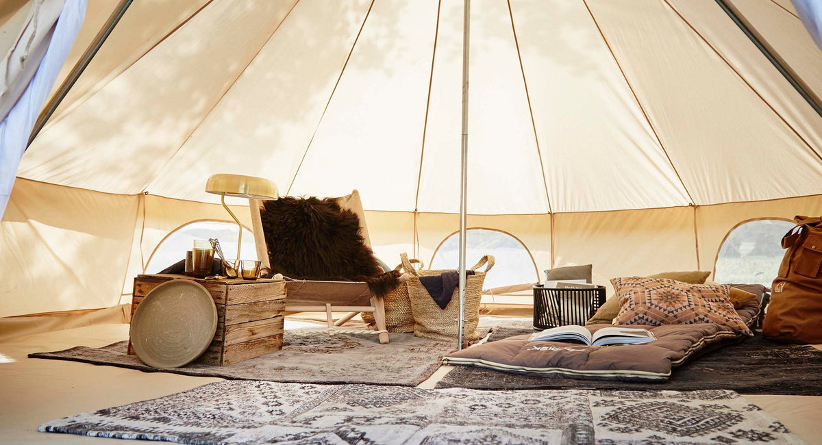 Glamping: Camping mit Komfort, von der Safari bis heute