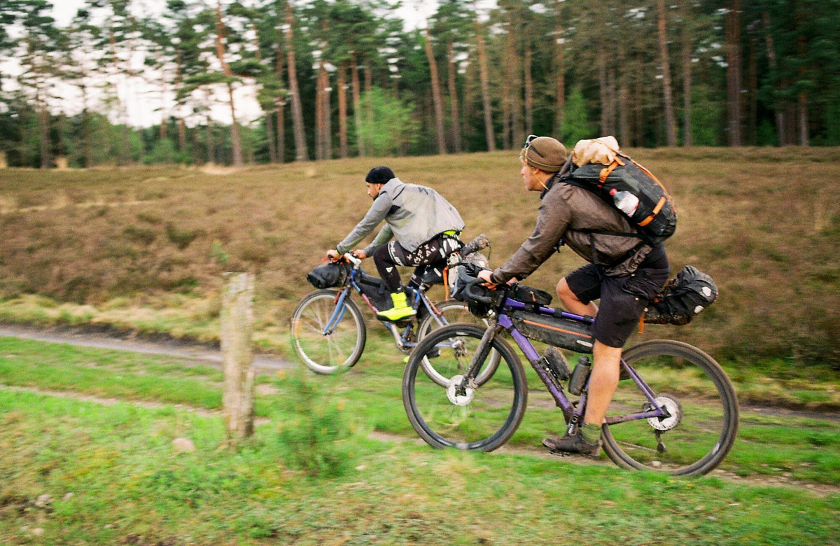 Bikepacking mit Nis und Karl: Radreisen, analoge Fotografie und Nächte unter freiem Himmel