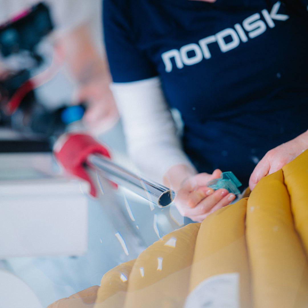 Mitarbeiterin arbeitet an einem Daunenschlafsack in der Manufaktur in Görlitz