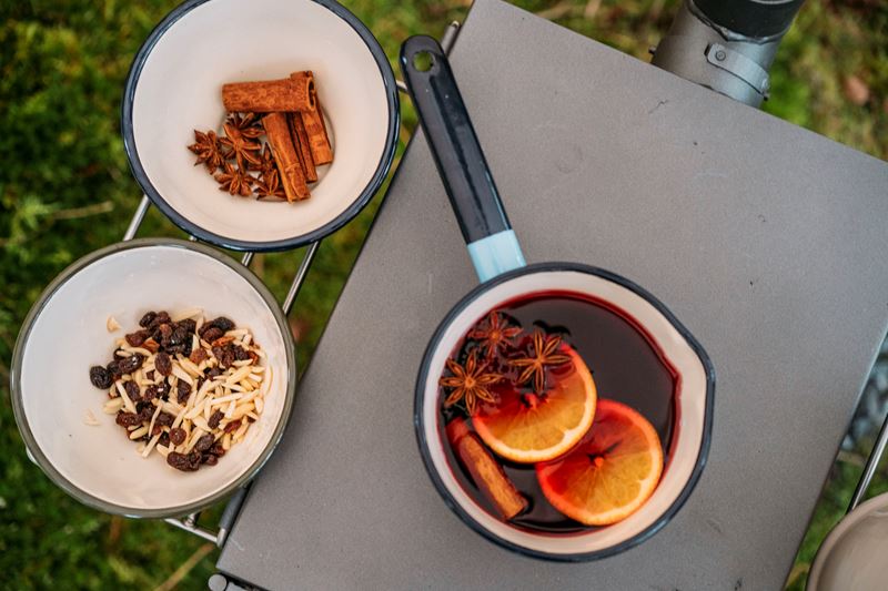 Gløgg: Rezept für dänischen Glühwein mit Rosinen und Mandeln